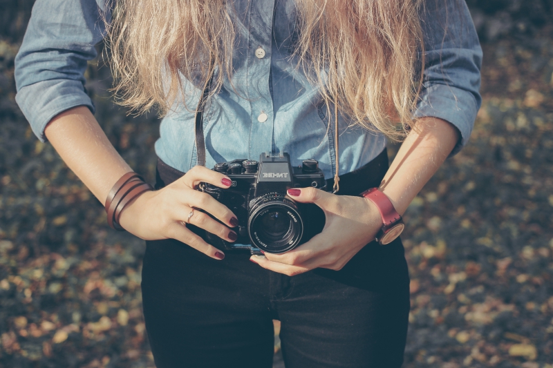 photographe-CAUSSOLS-min_hand-person-girl-woman-camera-photography-614-pxhere.com